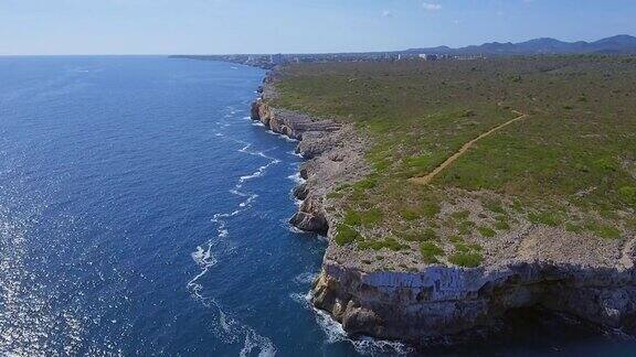 西班牙巴利阿里岛的马略卡岛西班牙东海岸的岩石海岸线