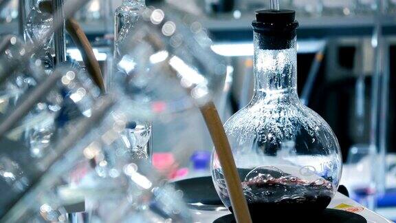 酿酒在化学实验室中蒸馏葡萄酒