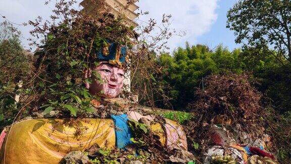 在一座废弃的寺庙里有一些破败的佛像