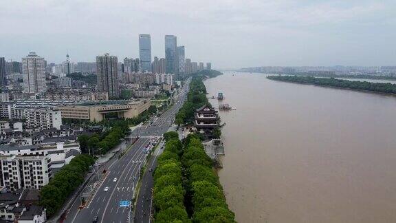 中国湖南长沙湘江附近的现代摩天大楼和其他建筑