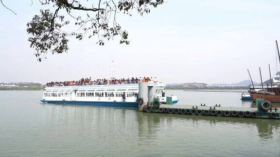 实时渡轮离开港口太湖中国