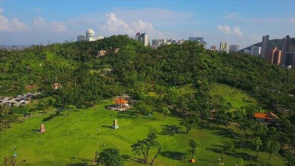 晴朗的一天珠海市内著名的景山公园城市景观航拍全景4k中国