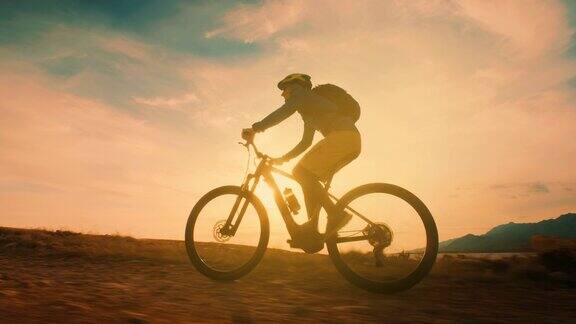在日落时分骑自行车的人
