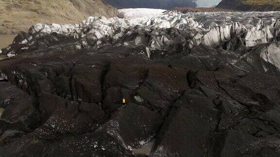 Svinafellsjokull冰川冰岛-一个人漫步在冰川上-无人机拍摄