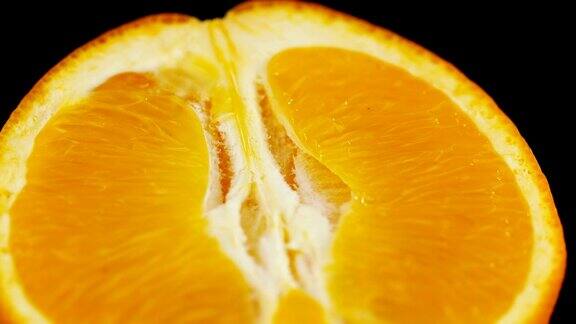 一个切成两半的橙子的特写