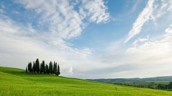 云朵在意大利托斯卡纳美丽的丘陵上的时间流逝
