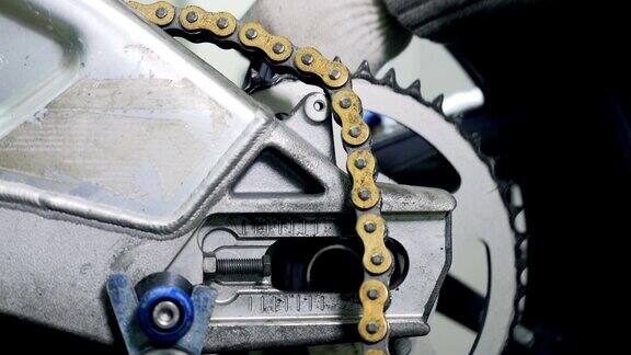 汽车修理工修理摩托车的后轮