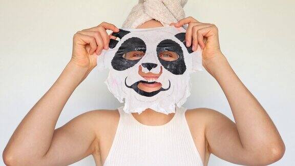 美容和面部健康健康和皮肤护理疗法水疗恢复活力呵护健康可爱的女孩戴着熊猫嘴型口罩洗澡后头上缠着毛巾