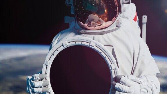 宇航员拿着圆形色度键在外太空对抗地球