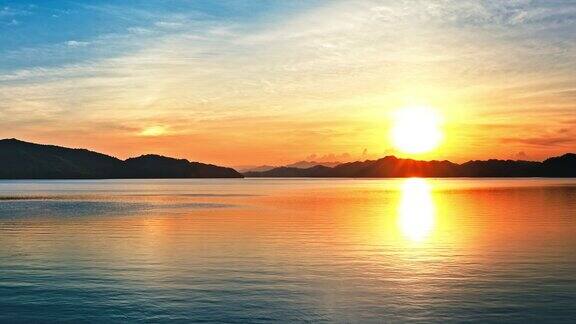 杭州日落时分美丽的湖和山