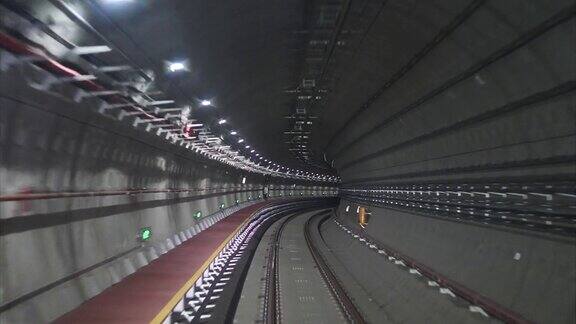 延时自动列车在隧道中行驶在黑暗隧道中快速观看地铁旅程4k镜头