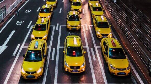 TD夜间机场出口黄色出租车排长队