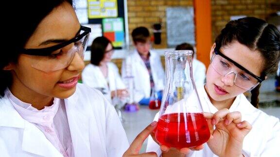 女学生在学校的实验室里做化学实验