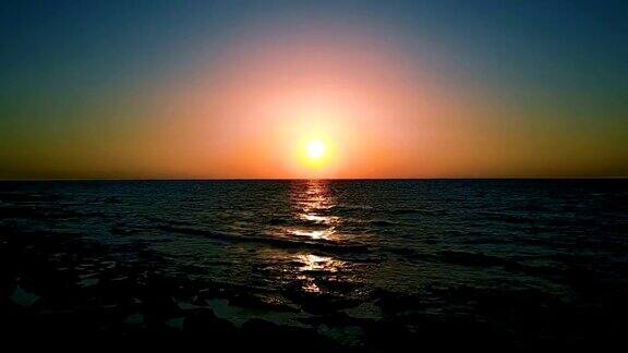 平静的地中海上色彩鲜艳的日落