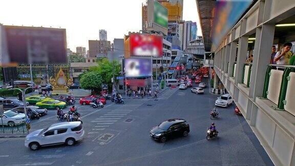 交通高峰鸟瞰晚上的交通在曼谷市中心枢纽在泰国亚洲的交通堵塞污染