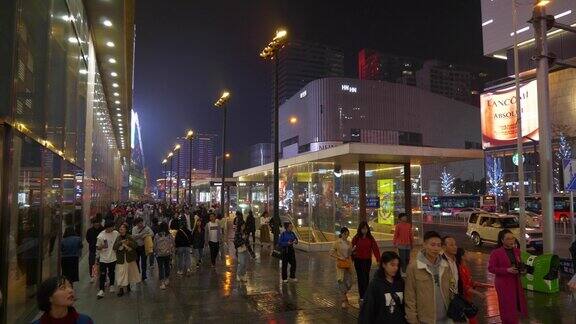 夜间时间照明长沙市区拥挤的人行道慢动作全景4k中国