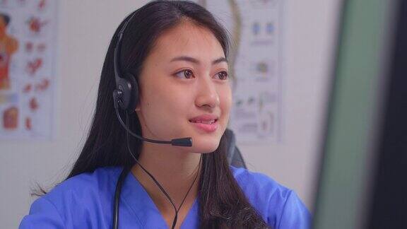 亚洲女医生通过视频电话交谈在线咨询病人有关症状和药物