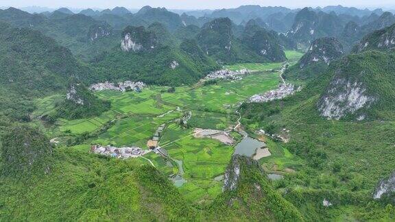山中的村庄和稻田