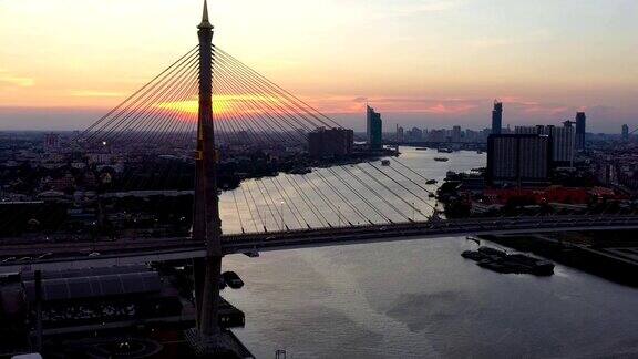 4K鸟瞰图横跨湄南河的普密蓬大桥