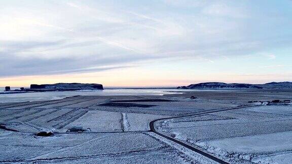 在日出下冰岛的白色农田被冰雪覆盖的全景