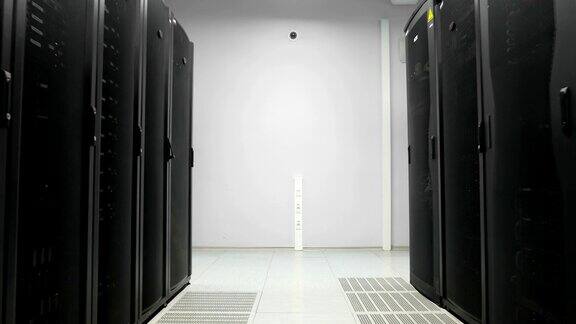 现代数据中心中的服务器机架演练云计算数据中心服务器室云计算数据存储