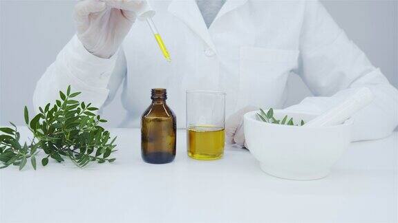 实验室从草药中提取精油
