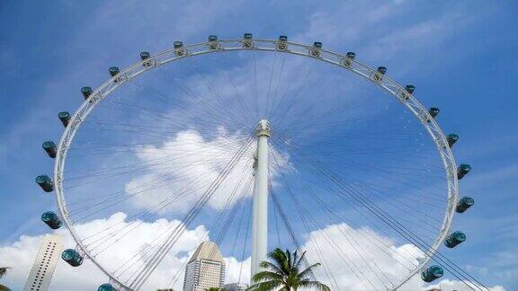 蓝天白云的新加坡摩天观景车