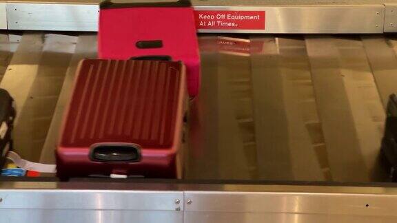机场的行李提取传送带上有警告标志