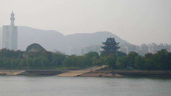 晴朗雾霾长沙滨江寺公园慢镜头全景4k中国