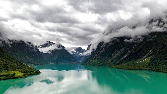 戏剧性的无人机超缩山雾在罗伦山周围旋转挪威Lovatnet罗伦湖