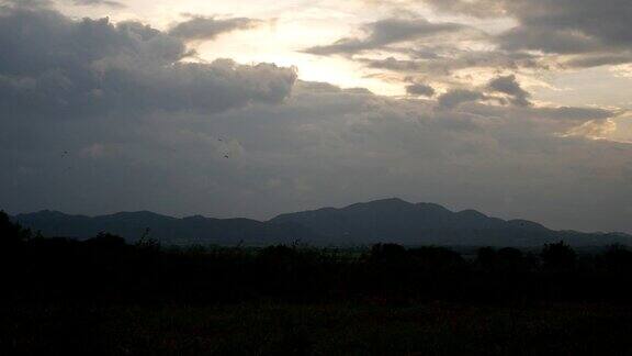 夕阳映照群山景色