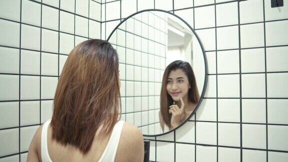 女人在浴室看镜子