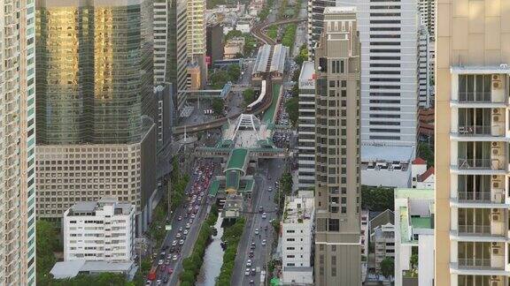 曼谷市中心沙顿十字路口鸟瞰图的时间流逝泰国金融区在智慧城市和科技城市摩天大楼办公大楼