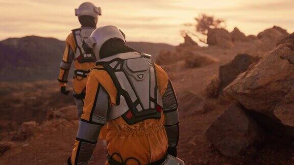 两名宇航员在火星上探索外星球