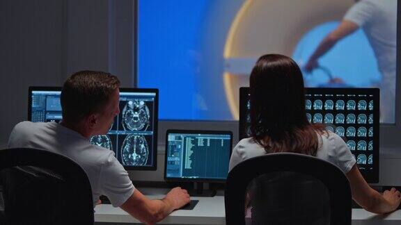 两位放射科医生在分析MRI图像
