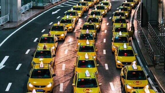 TU夜间机场出口处黄色出租车排长队