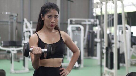 女运动员在健身房举重锻炼