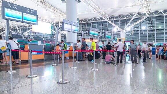 时光流逝:旅客在西安机场办理登机手续的柜台