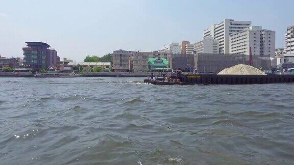 从泰国河上的船上俯瞰曼谷