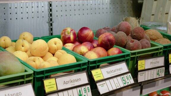 超市的新鲜水果和蔬菜区