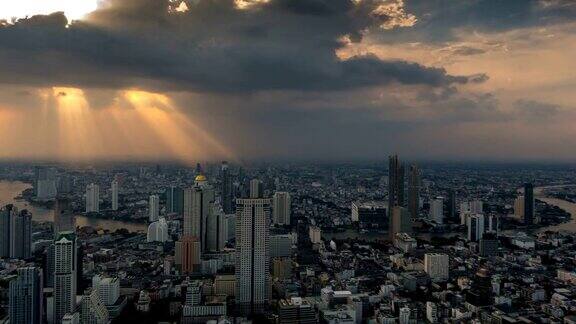 鸟瞰图的城市桥时间在黄昏在曼谷泰国