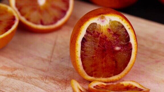 成熟多汁的橙子果肉呈橙红色