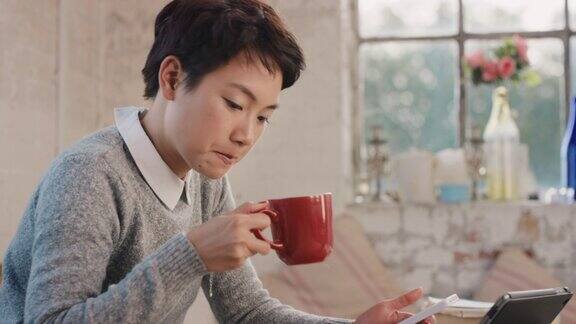 一个年轻女子一边喝咖啡一边用手机的4k视频