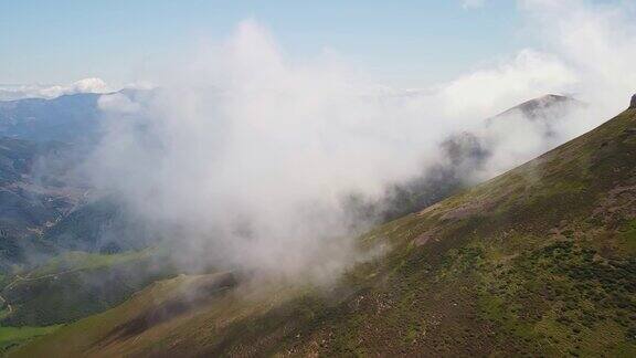 云雾缭绕的雄伟山峰