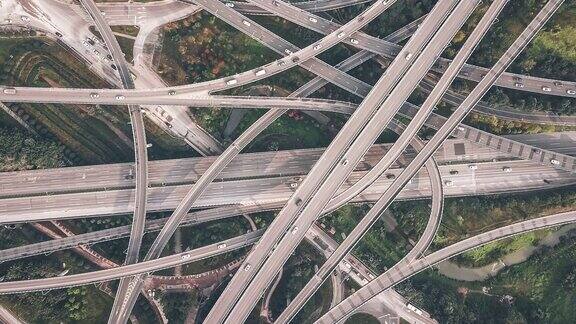 复杂立交桥及繁忙交通的天桥鸟瞰图