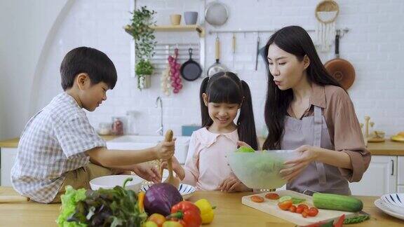 幸福的亚洲家庭在家里的厨房里