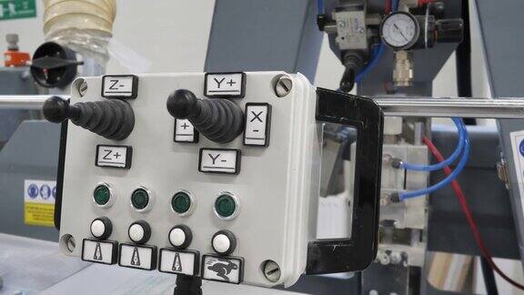 工厂配备现代化机械的自动化加工控制器