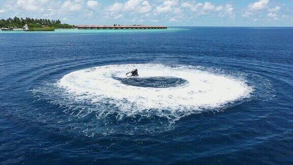 在马尔代夫一个人在玩水上摩托高视阔步