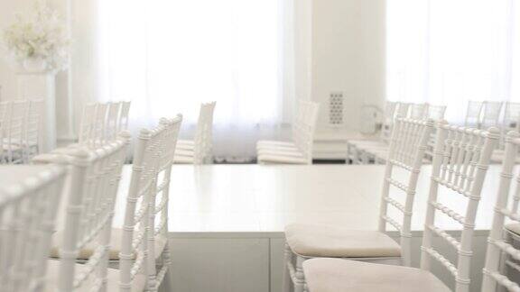 室内婚礼用白色木椅