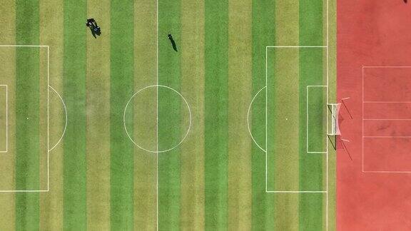 无人机鸟瞰上海足球场的人们